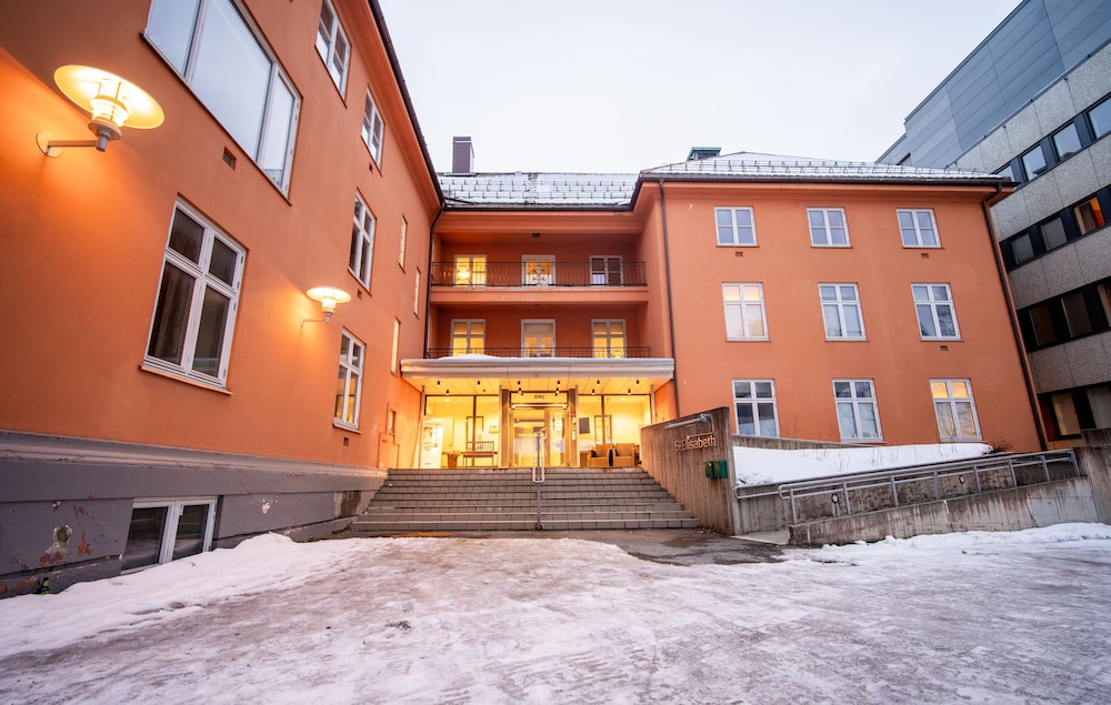 Enter St Elisabeth Suites 4/50