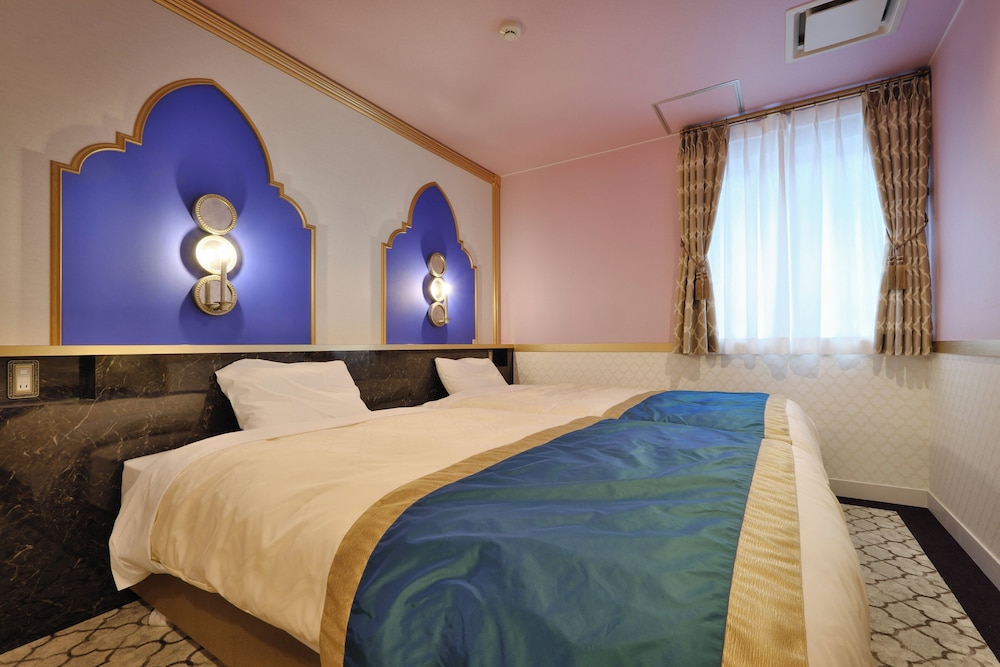 ROOM, TWIN BEDS