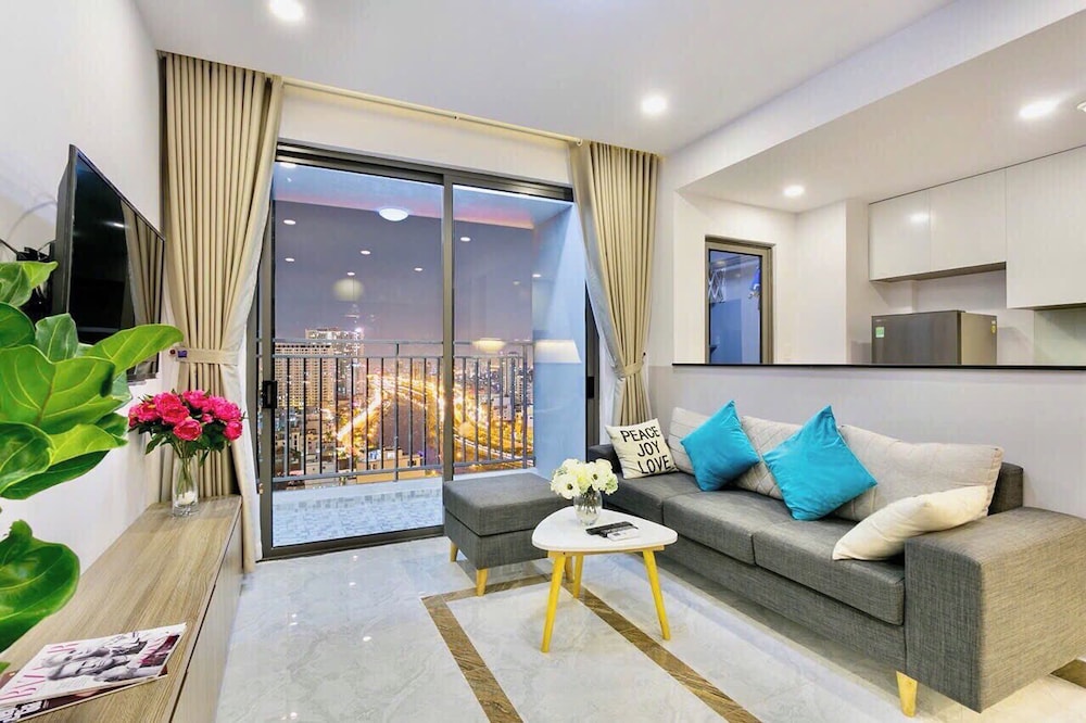 Spacious Saigon 33/50