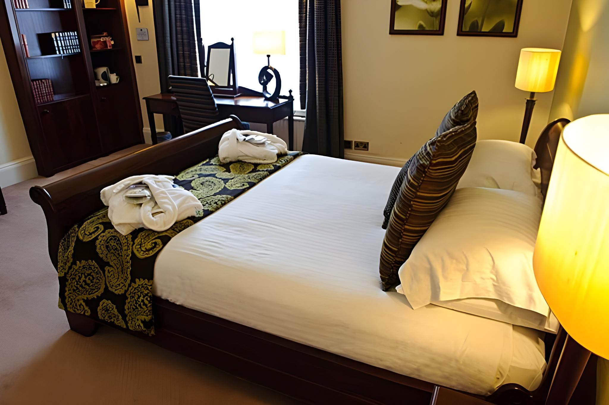 Suite, Convertible King Bed, Bathtub