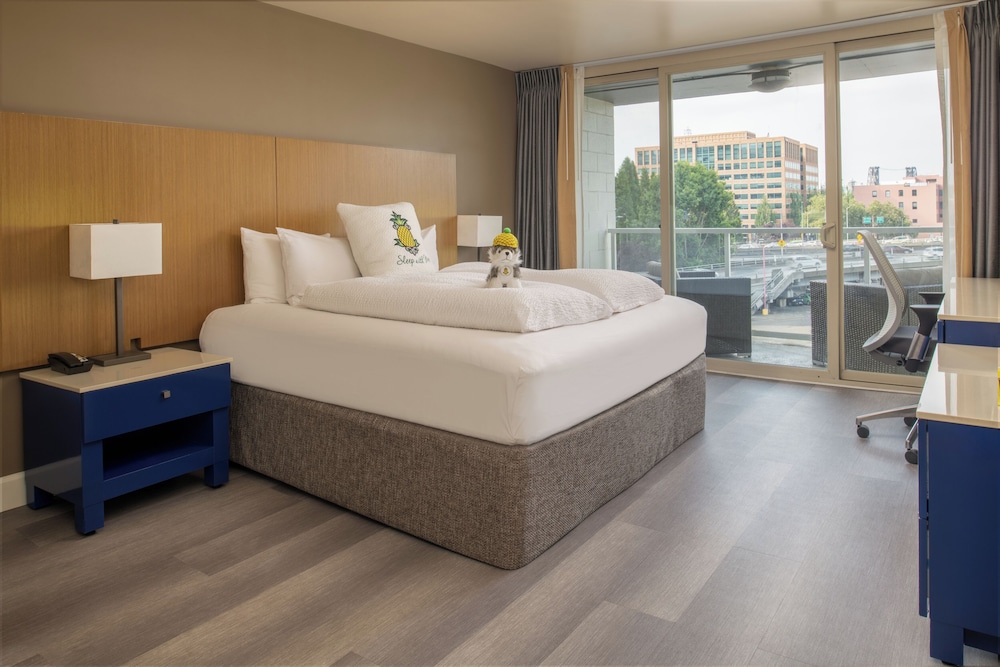 Cityscape, King Bed, Balcony