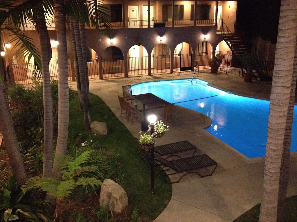 DoubleTree by Hilton Chatsworth in CHATSWORTH - CA