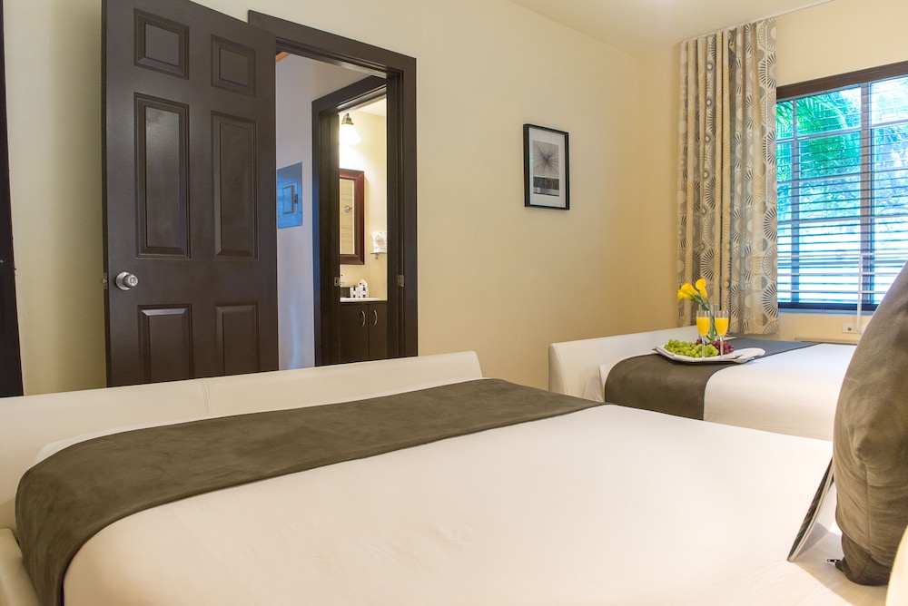 Tradewinds Apartment Hotel 12/65