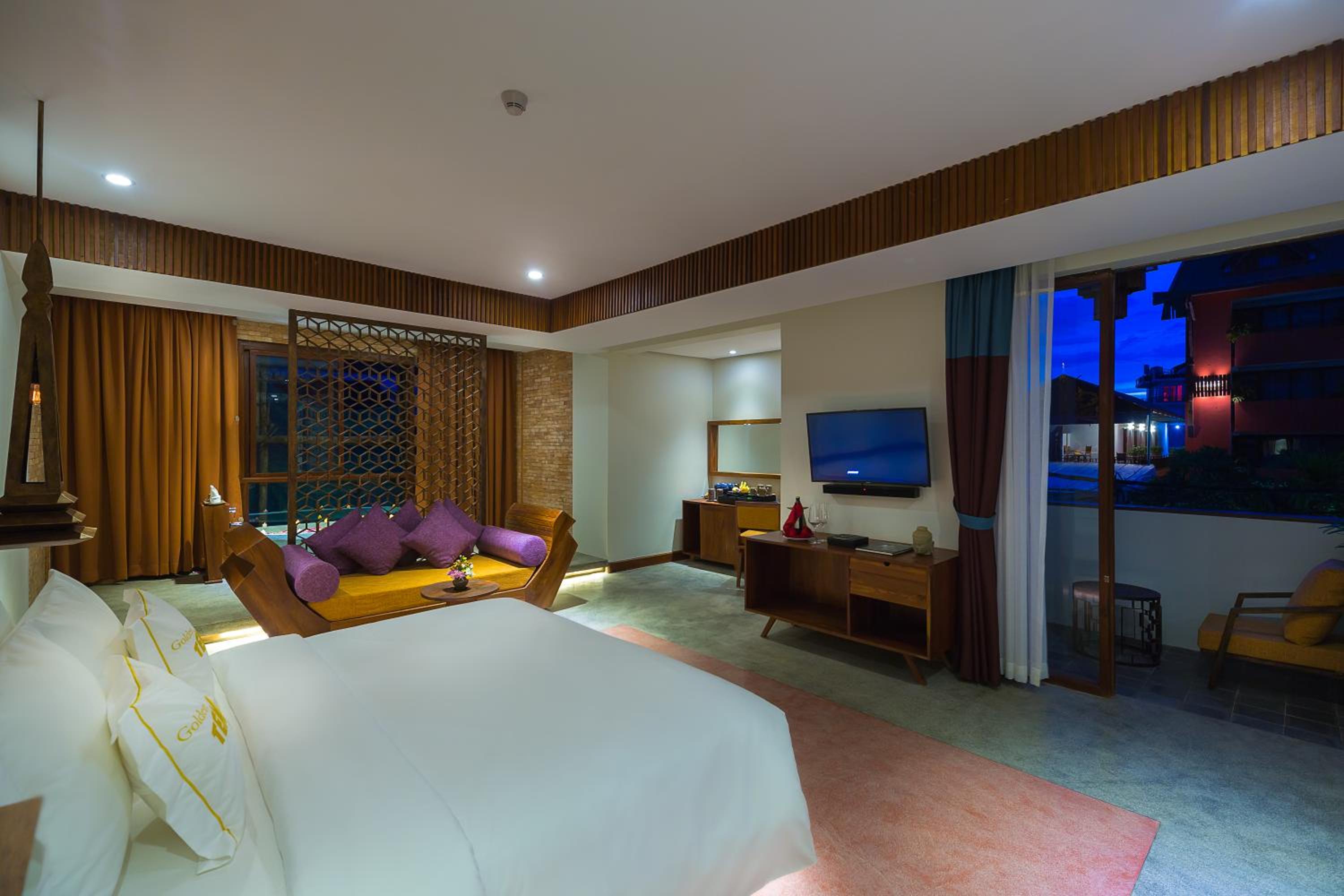 Courtyard, Suite, King Bed 6/10