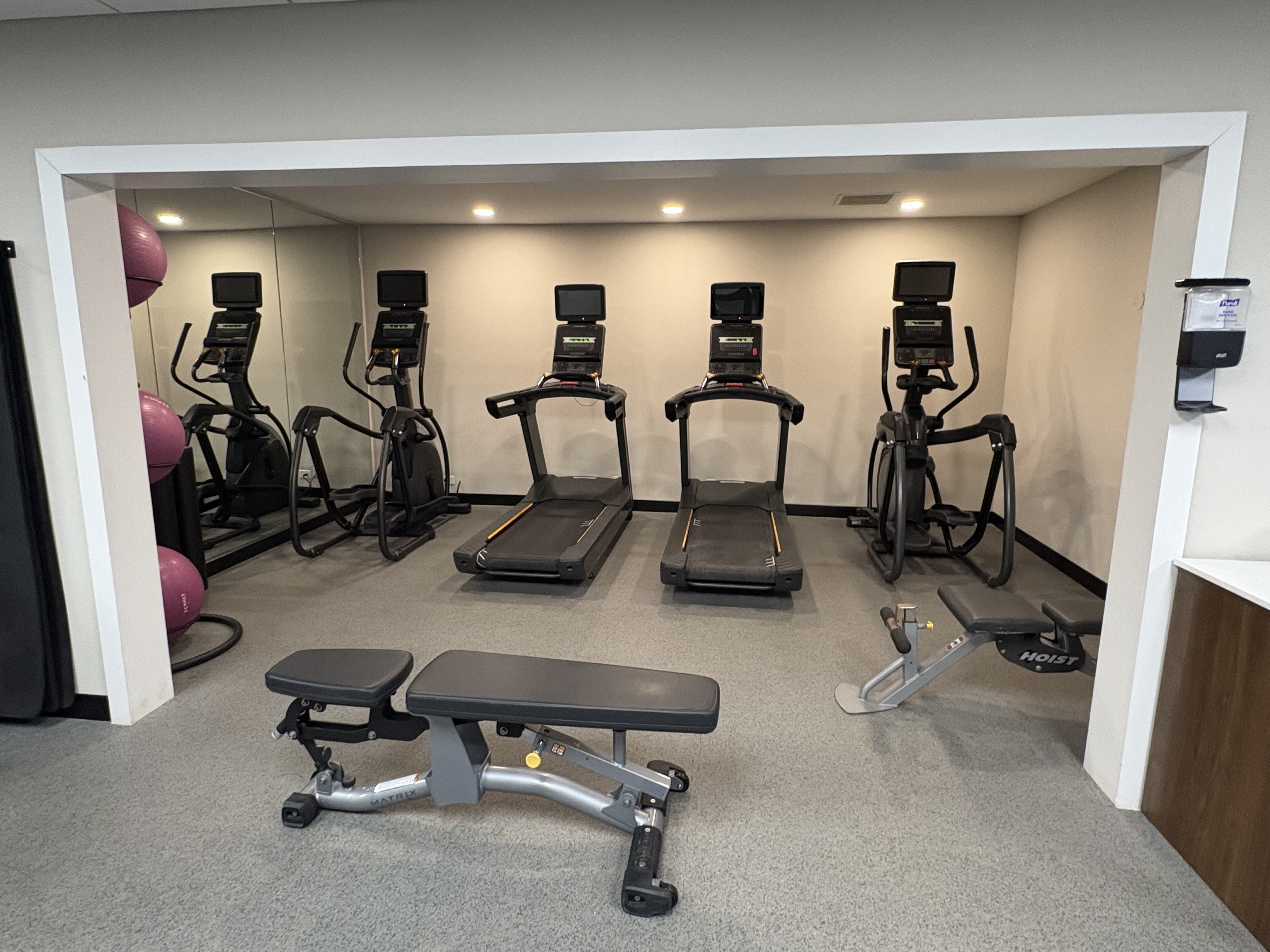 Holiday Inn Express & Suites Raleigh West - Lenovo Center 78/102