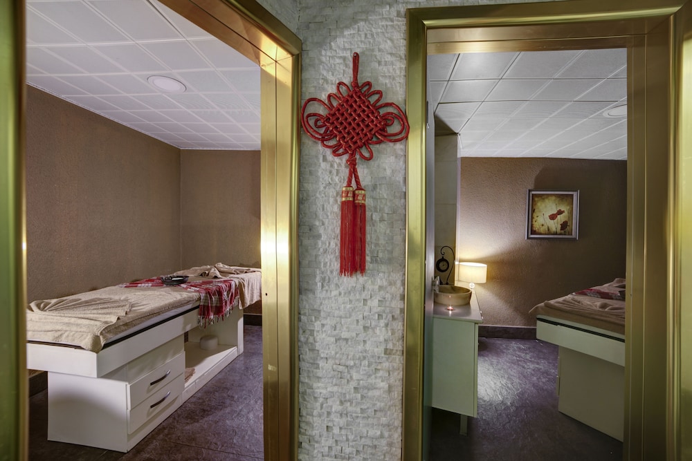 White Monarch Hotel 37/70