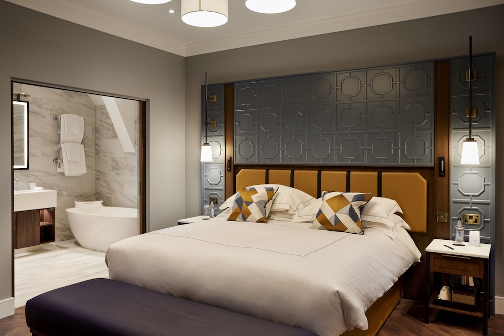 LUXURY, SUITE