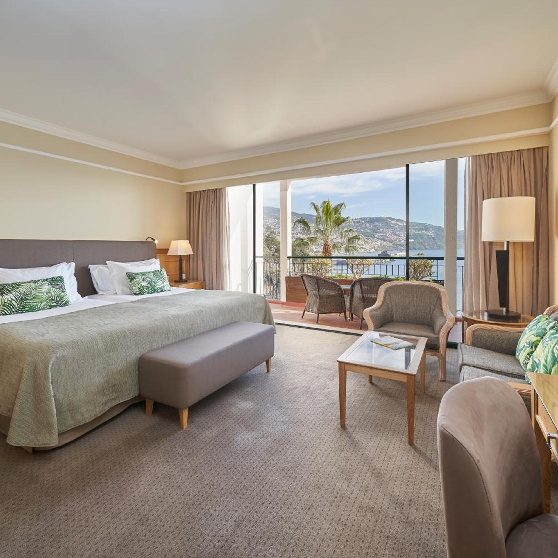 Room, Twin Beds, City and Sea View