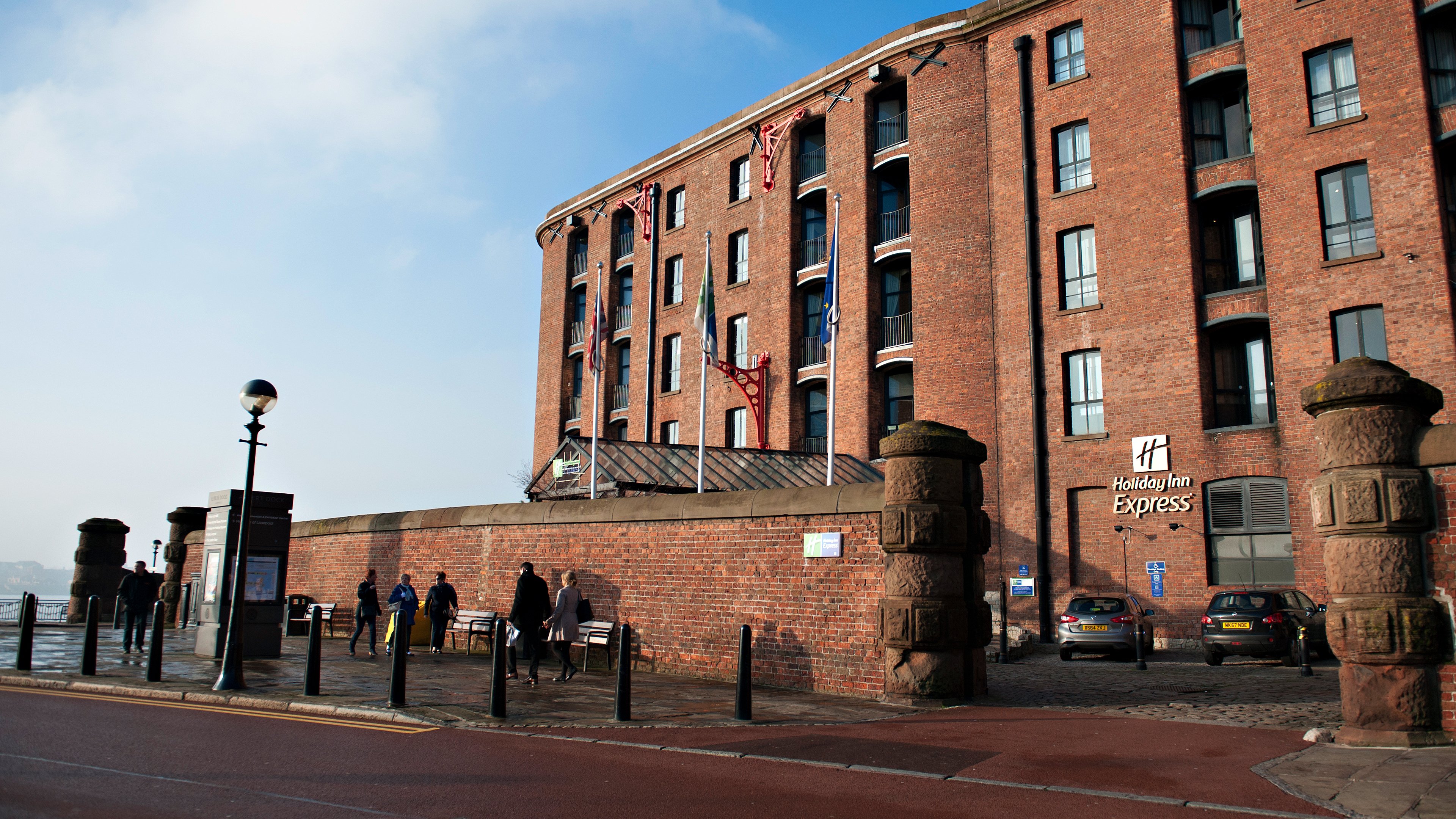 Holiday Inn Express Liverpool Royal Albert Dock 68/76