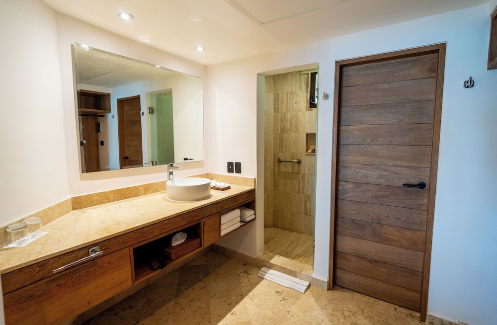 Akumal Bay Beach & Spa Resort 66/69