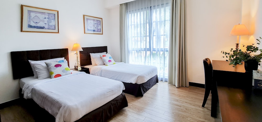 Diamond Westlake Suites 10/50