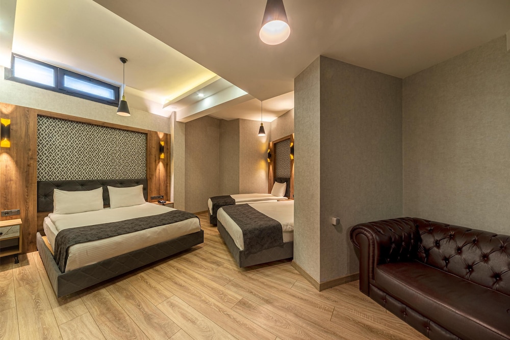 Executive, Basement, 2 Queen Beds