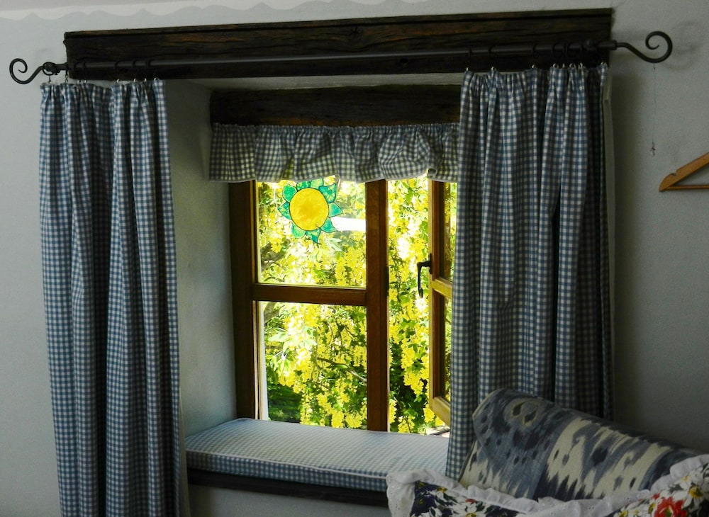 Armidale Cottages Bed & Breakfast 12/28