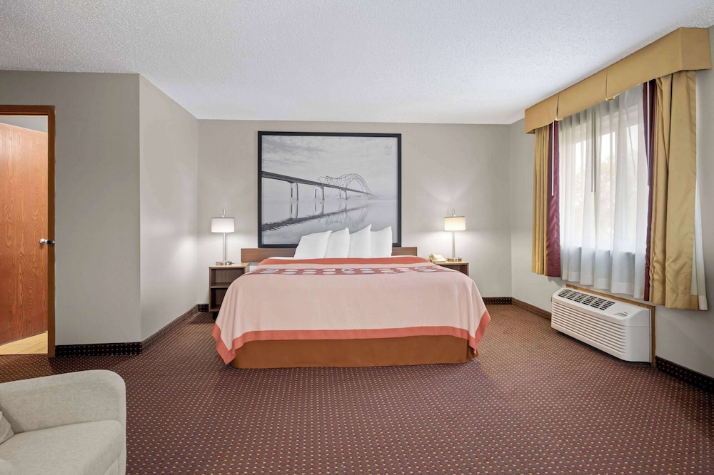 Super 8 by Wyndham Waverly 16/57