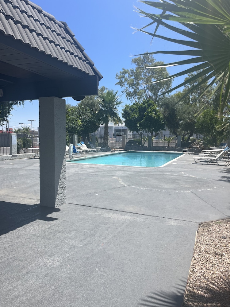 Ocotillo Apartments & Hotel 33/40
