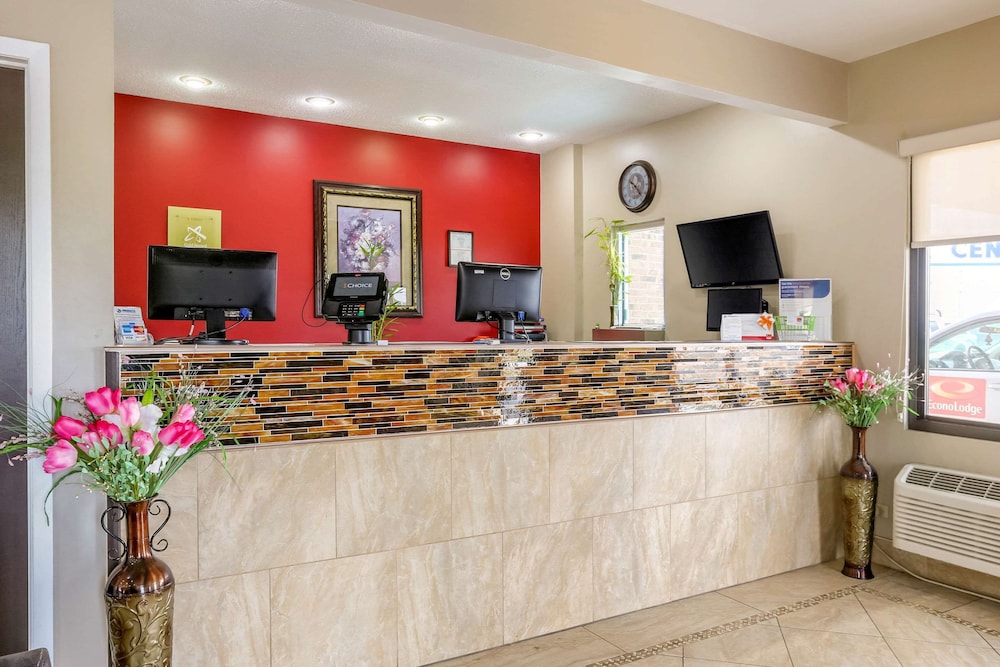 Econo Lodge Shorewood 8/31