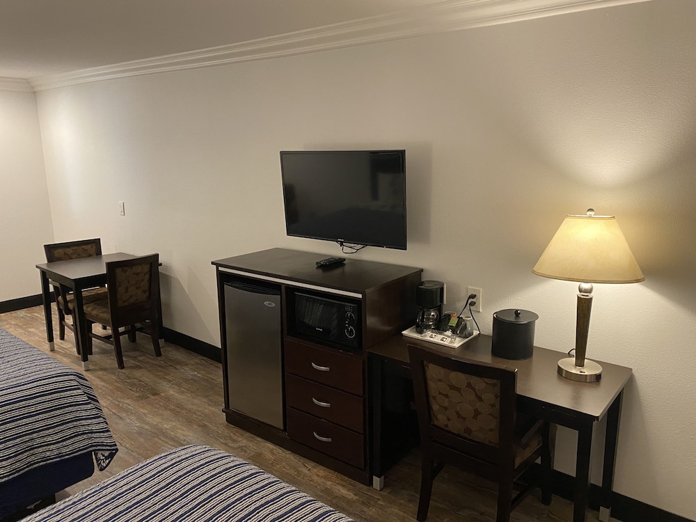 Ocean Surf Inn & Suites 48/73