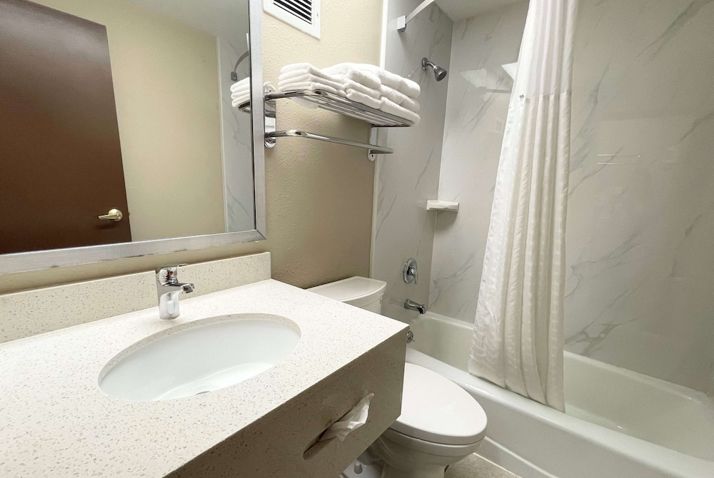غرفة قياسية بسرير كينج، Super 8 By Wyndham St Charles 5/5