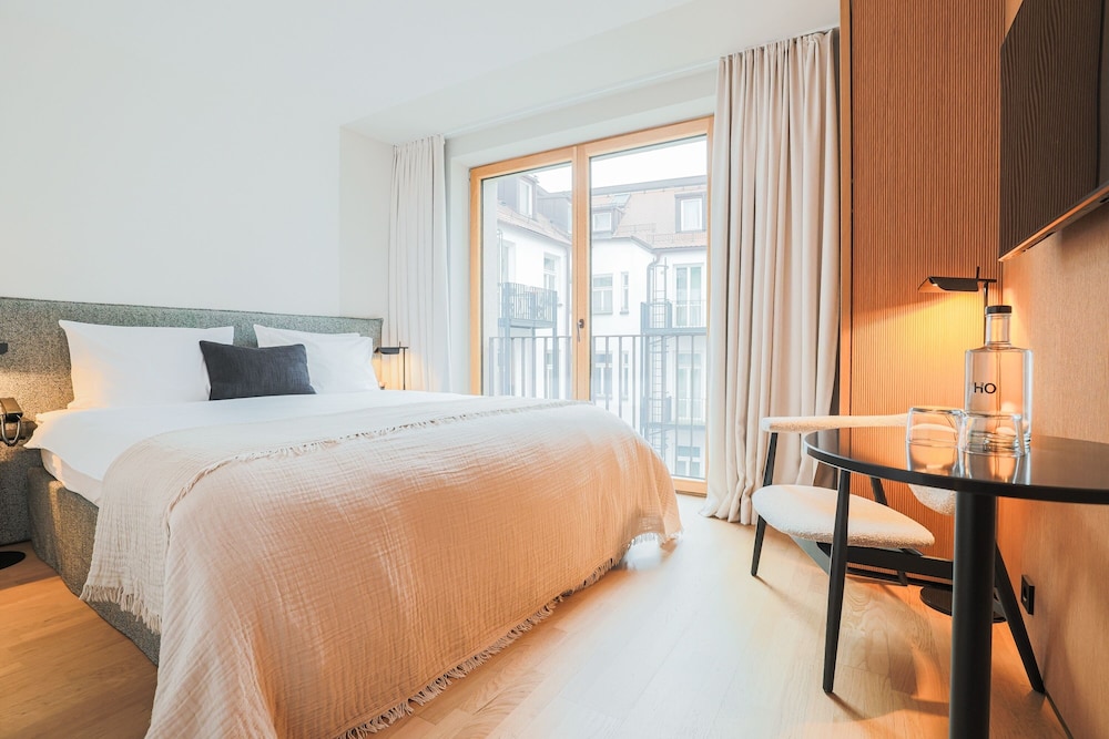 Courtyard, Queen Bed