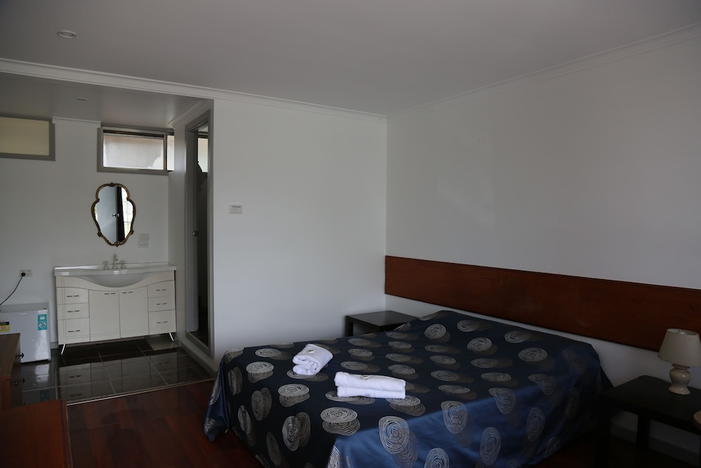 Beaconsfield Lodge Motel 24/66