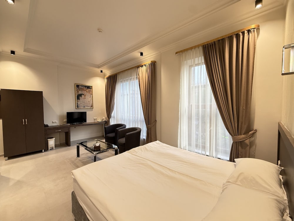 YEREVAN DELUXE HOTEL 25/61