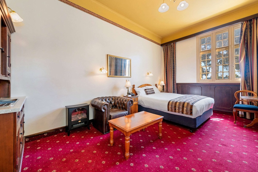 ROOM, QUEEN BED