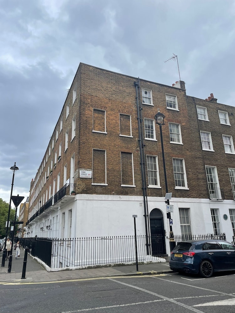 Flying Butler Baker Street Apartments 45/50