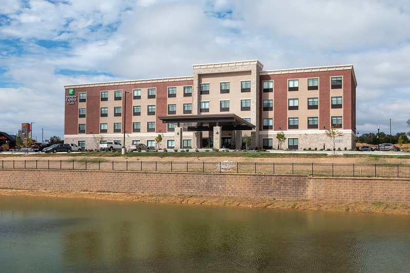 Holiday Inn Express and Suites Wentzville St Louis West 52/52