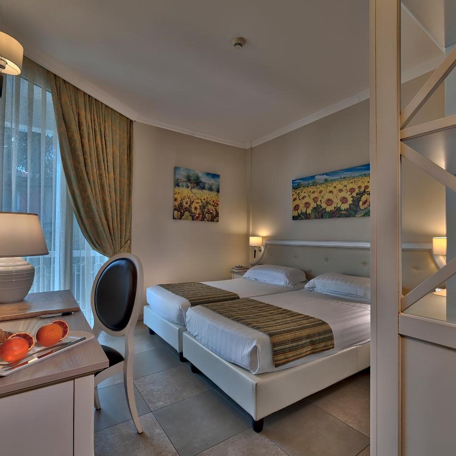 Room, Double or Twin Bed, Partial Lake View, Balcony
