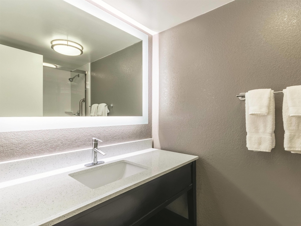 La Quinta Inn & Suites by Wyndham Virginia Beach 44/46