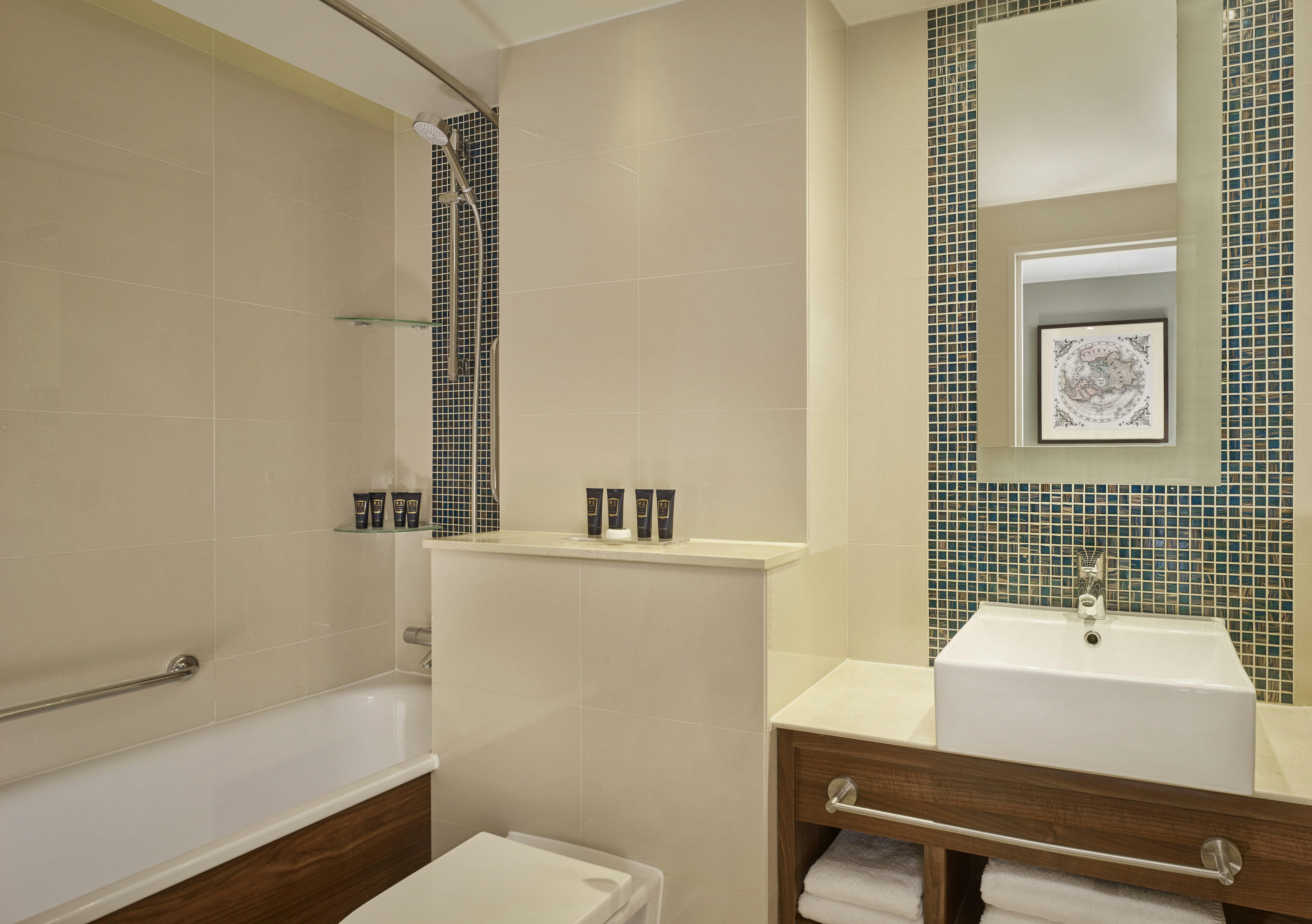 100 Queens Gate Hotel Curio Collection By Hilton 27/28