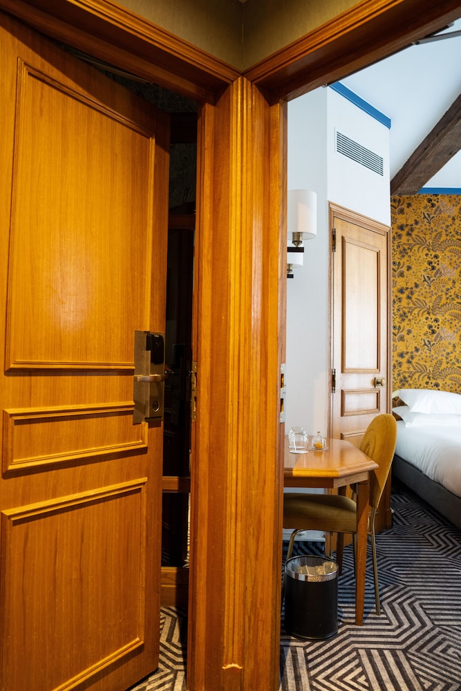 Hotel De Fleurie 29/50