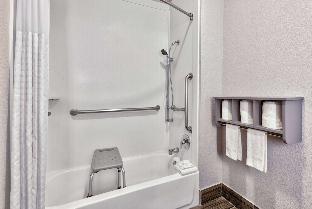 غرفة بسريرين كوين لذوي الإعاقة، La Quinta Inn & Suites by Wyndham Dallas - Las Colinas 5/6
