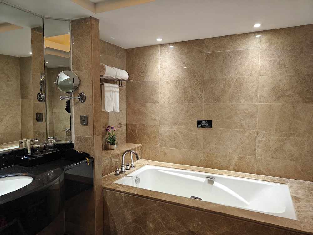 Gladden Hotel Jiangmen 56/61