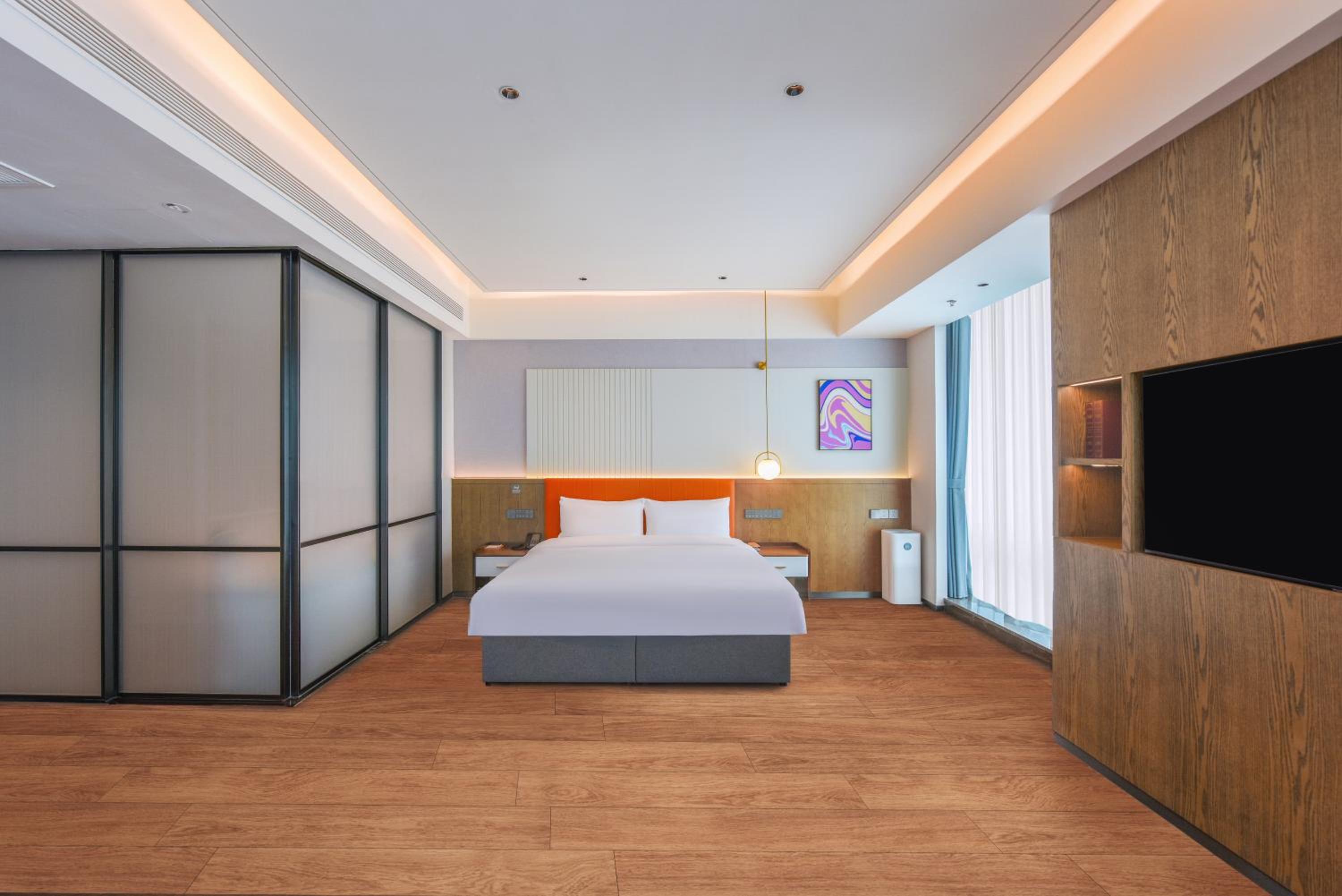 EXECUTIVE, KING BED