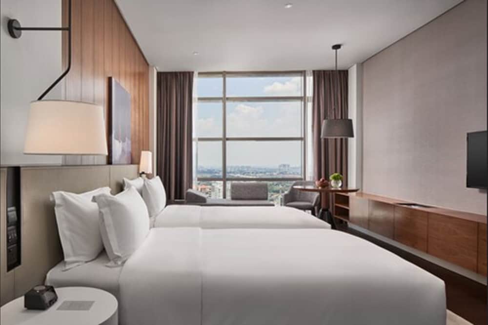 Le Meridien Petaling Jaya (ex New World Petaling Jaya) 12/75
