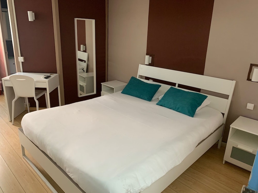 Aix Hotel 7/50