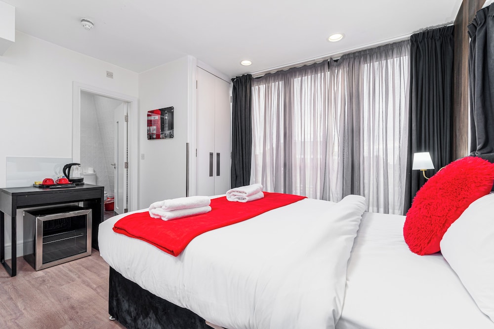 The Whitechapel Hotel 18/50