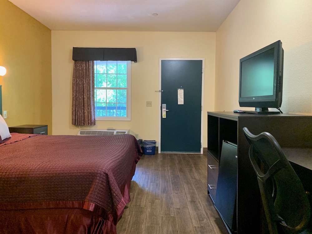 Executive Inn And Suites 23/43