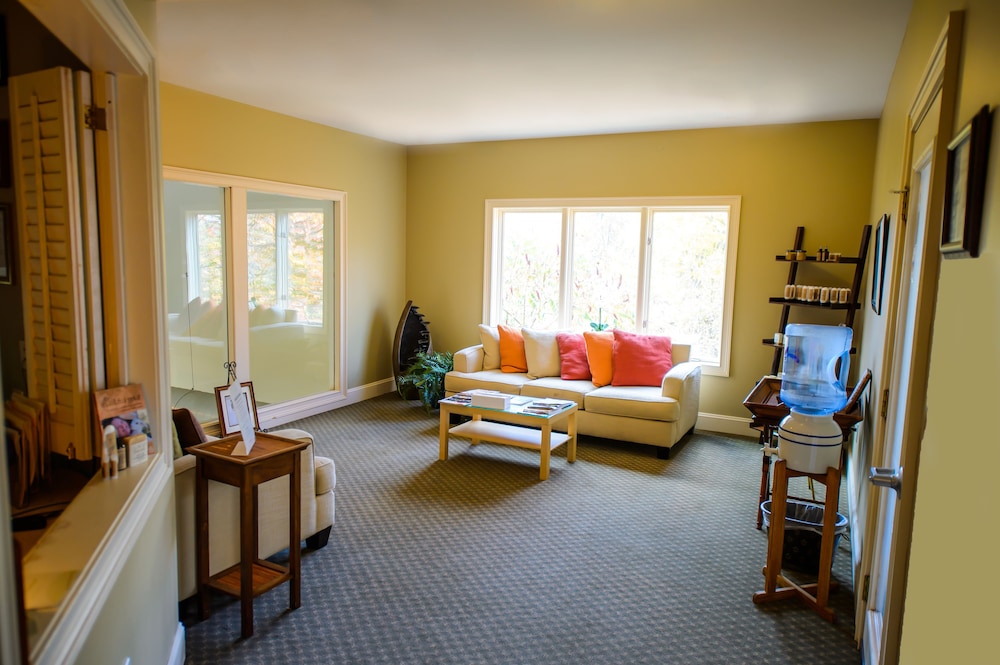 The Inn at Crestwood 40/65