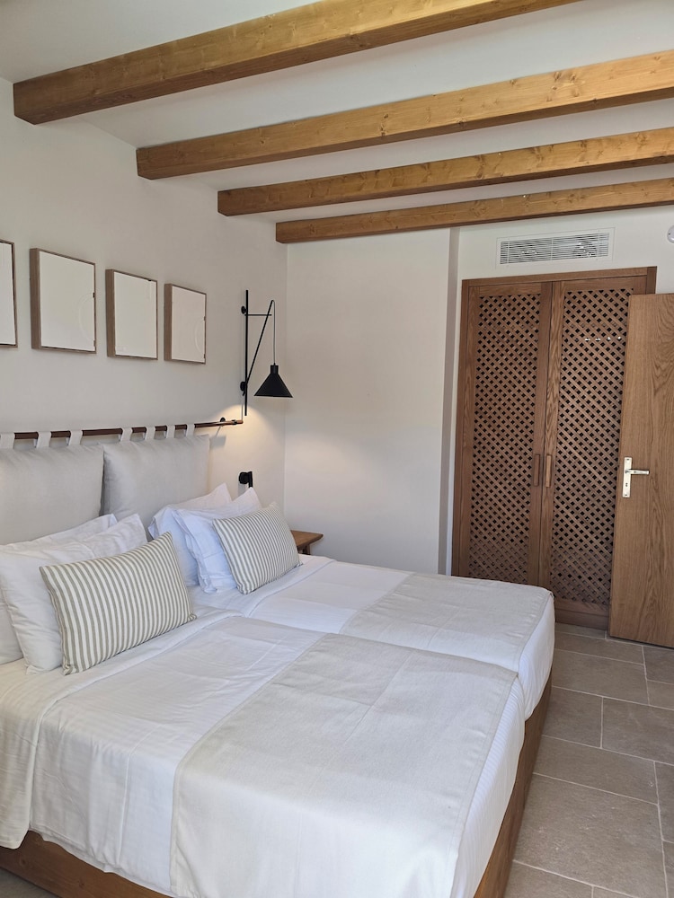 APARTMENT, TWIN BEDS, TRUNDLE BED, SOFA, WITH POOL