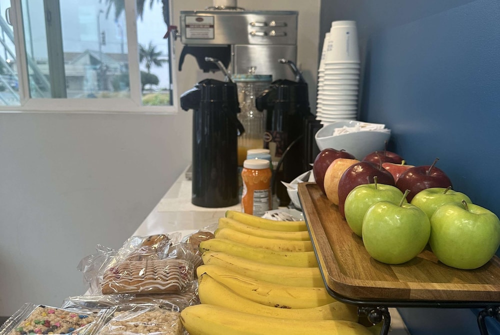 Super 8 by Wyndham Oceanside Downtown 24/50