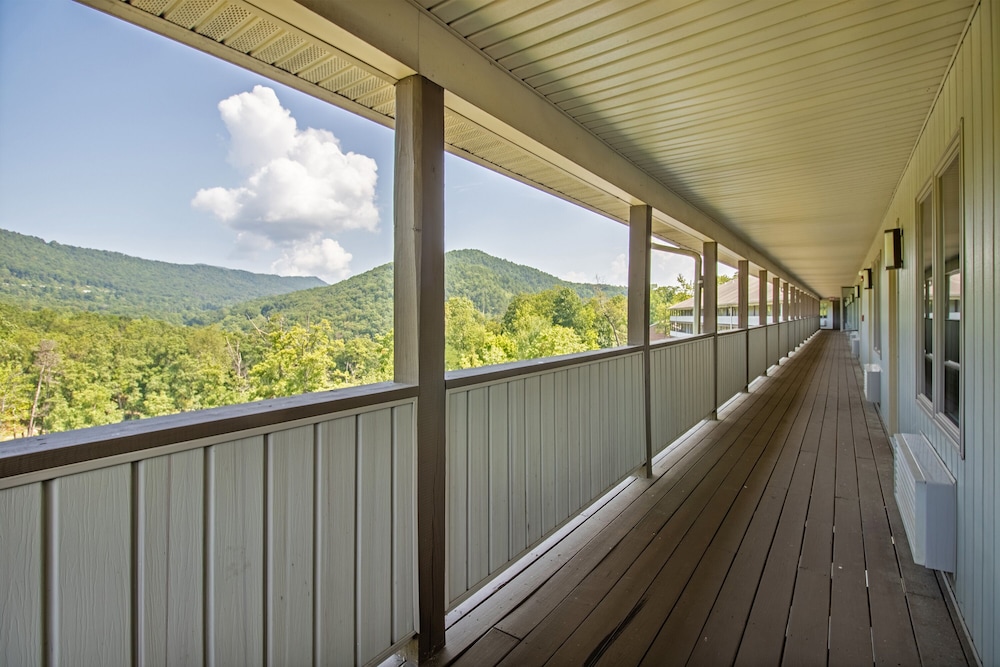 Mountain Villa With Waterpark, Golf, Skiing, Wine Tour Access and More! Massanuttens Shenandoah Vil 19/49