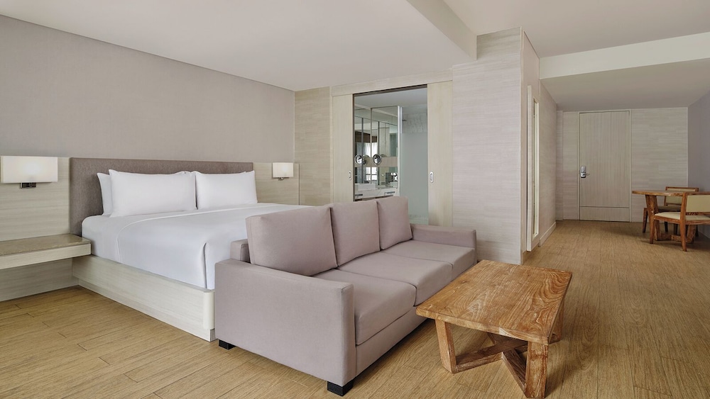 DELUXE, SUITE, KING BED, POOL VIEW, BALCONY