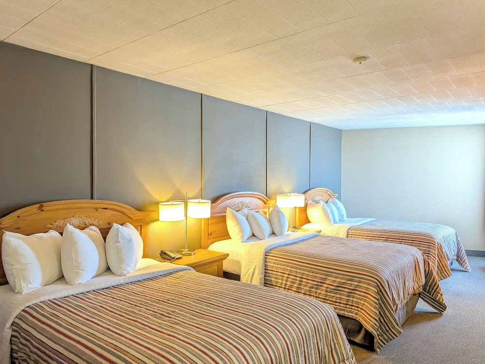 Standard, Triple, 3 Double Beds, City View, Confederation Place Hotel 7/10