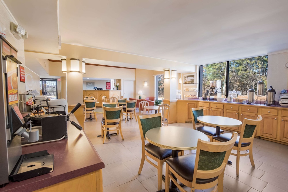 Econo Lodge Hendersonville 15/19