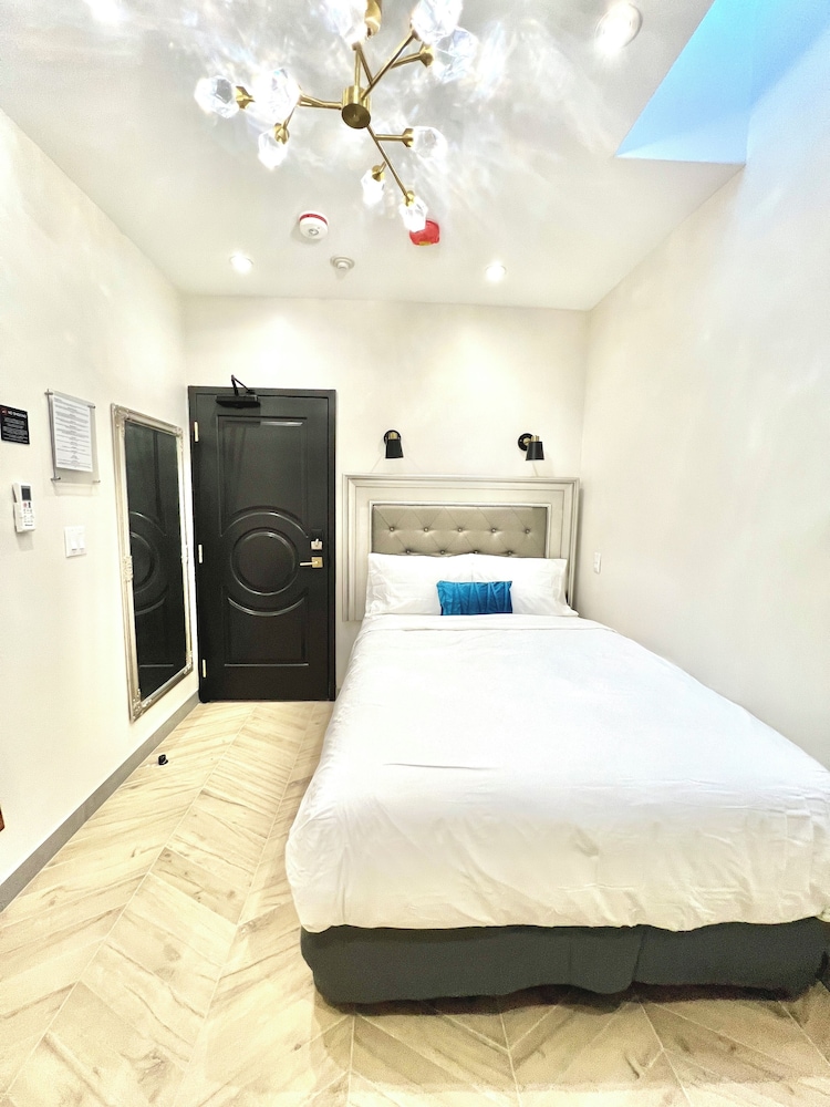 Toronto Rooms And Suites 14/49