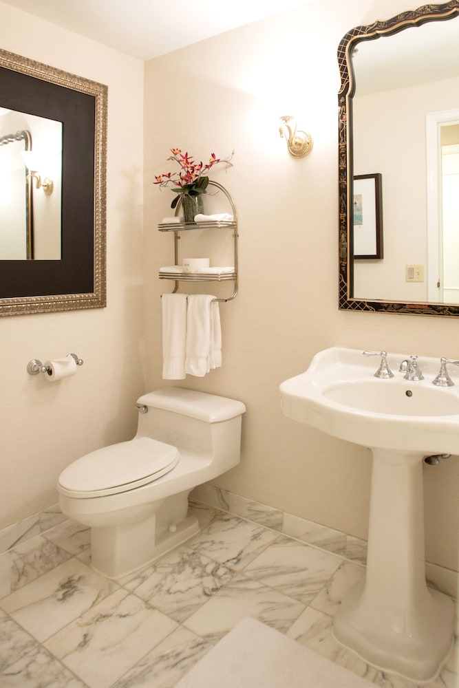 جناح تنفيذي بسرير كينج، The Townsend Hotel 2/2