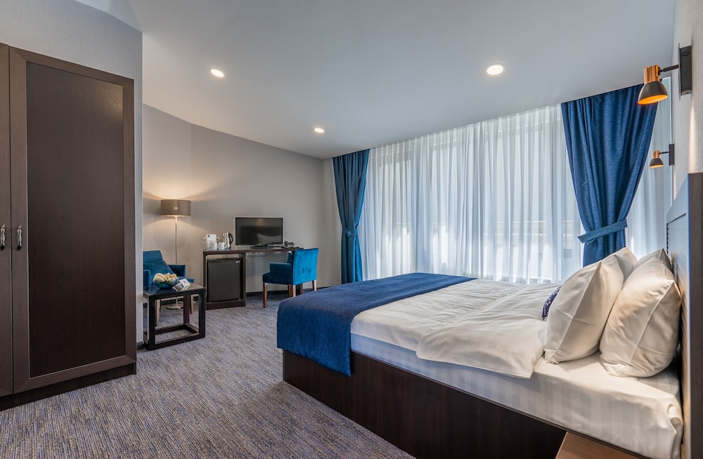 DELUXE, KING BED, COURTYARD VIEW, BALCONY