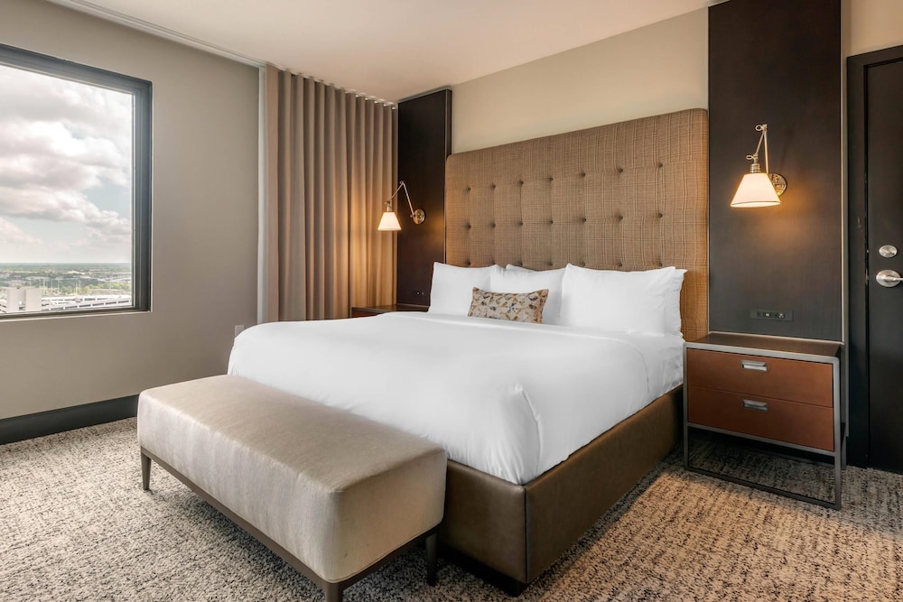 SUITE, KING BED, ACCESSIBLE